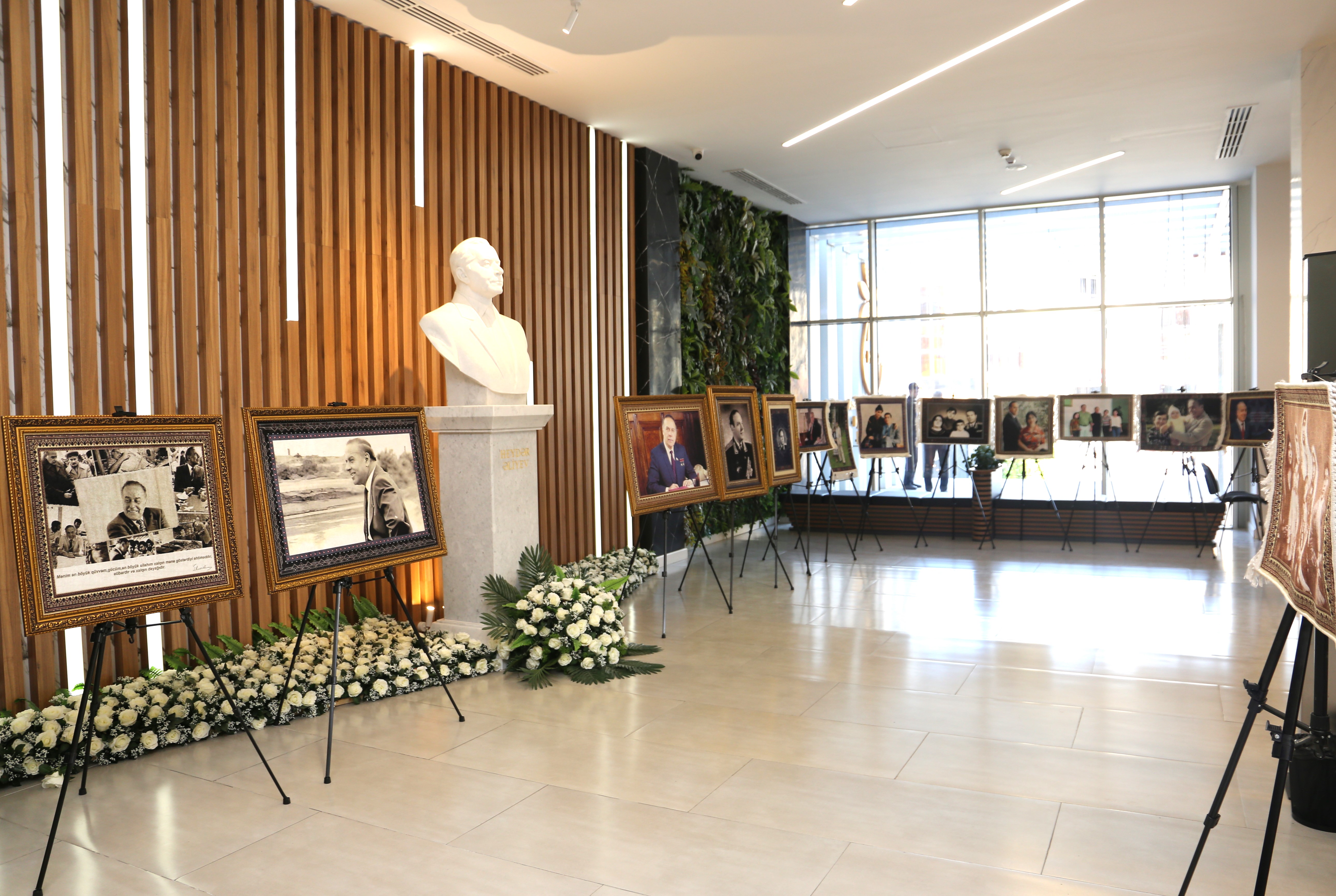 The photo exhibition "Heydar Aliyev: An Unforgettable Leader" was hosted at the Baku SMB House 