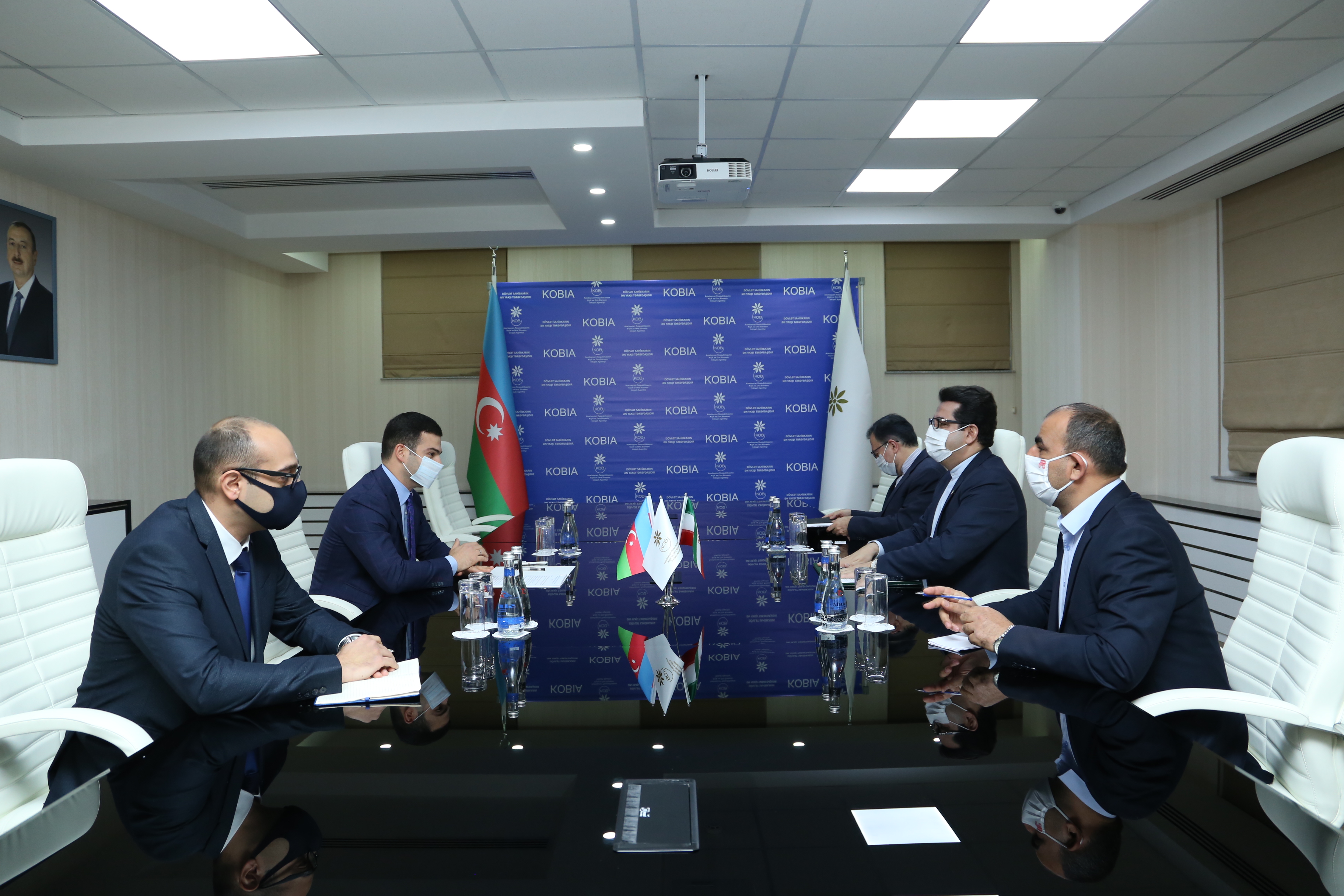 Иран и Азербайджан обсудили возможности сотрудничества в сфере МСБ 