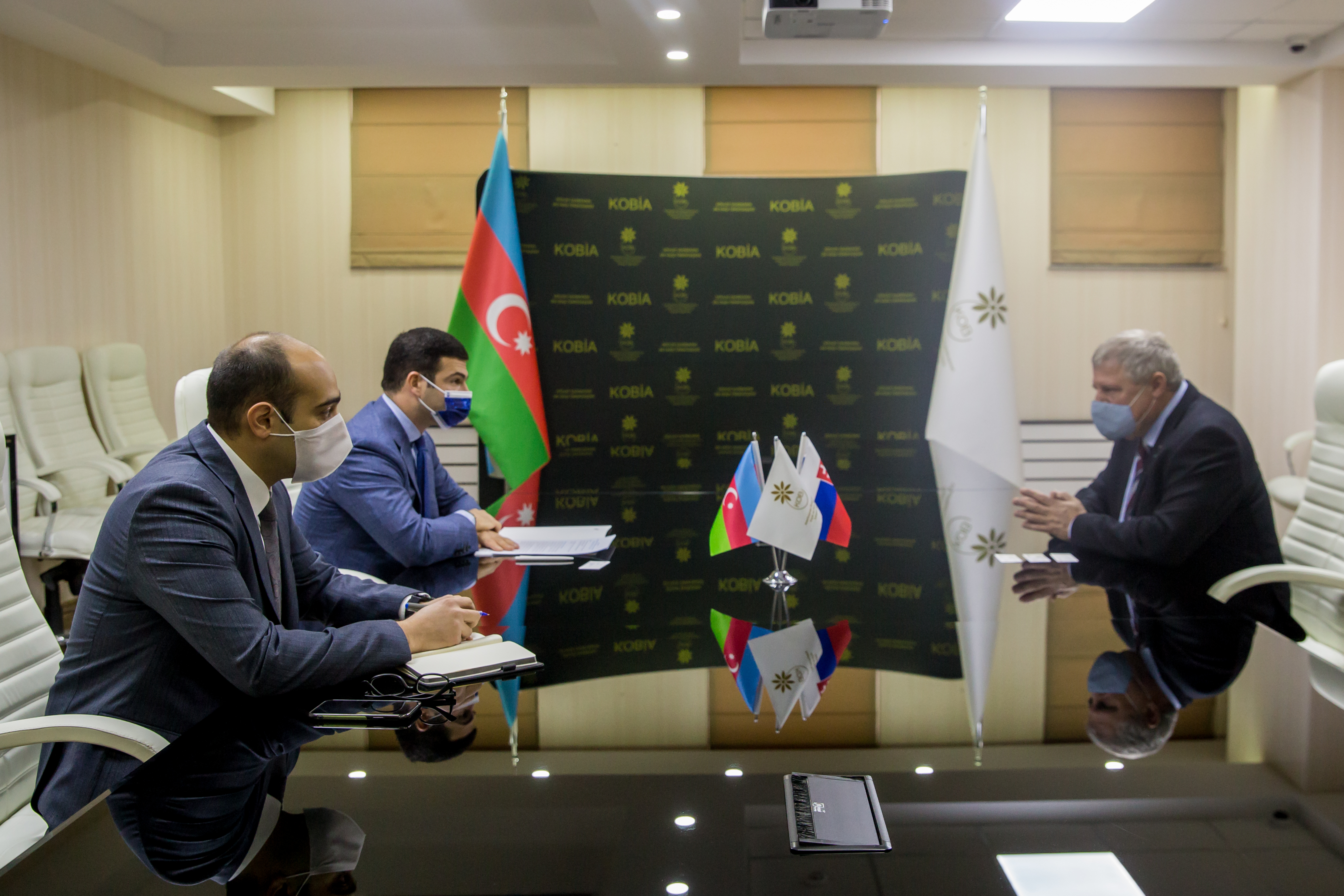С временным поверенным в делах Словакии в Азербайджане обсудили возможности сотрудничества в сфере МСБ 