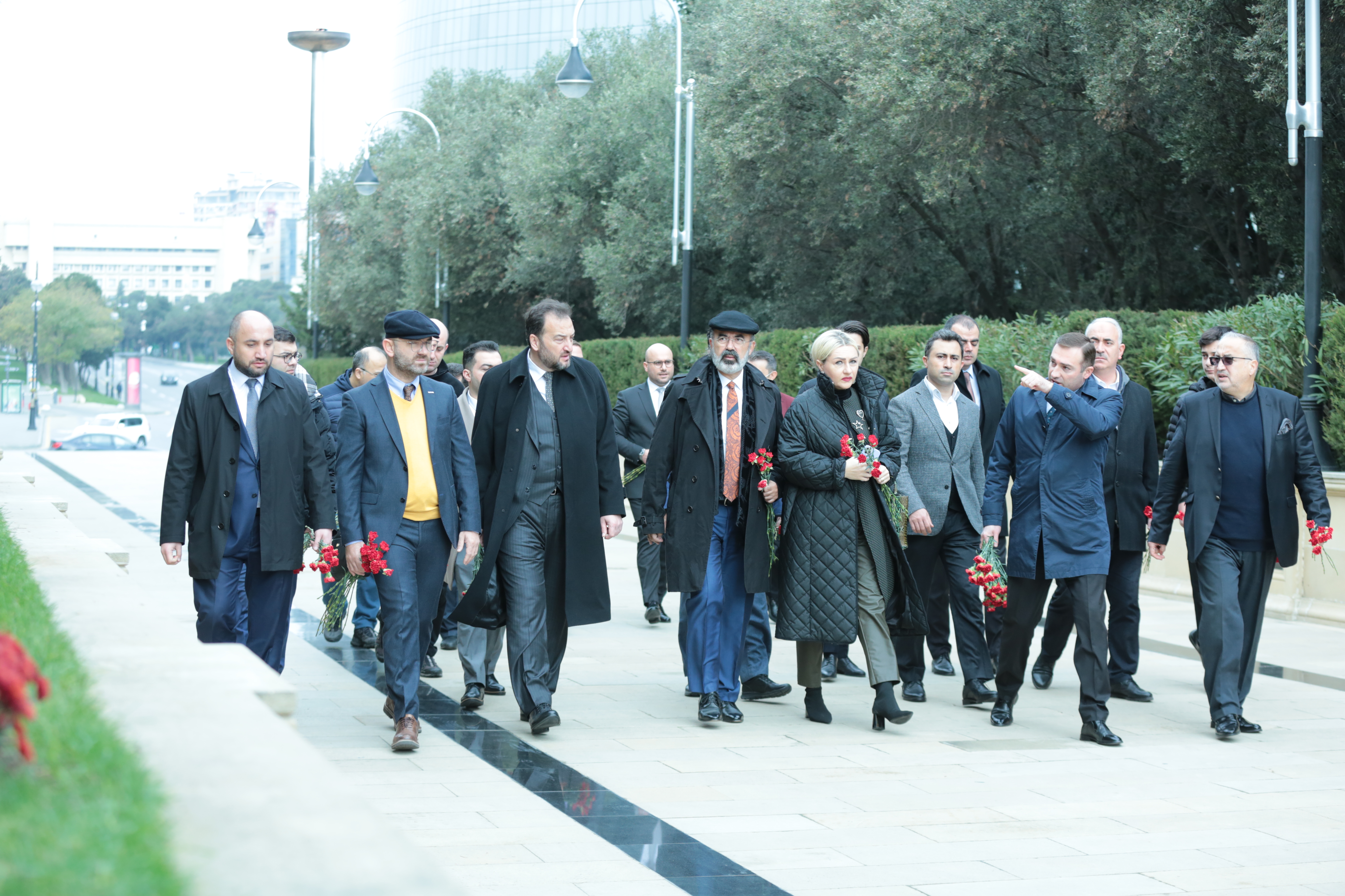 Участники 25-го Международного Бизнес-Форума посетили Аллею Шехидов 